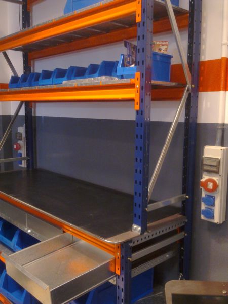 estanteria metalica de media carga para mesas de trabajo con cajones